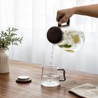 Carafe d’Eau en Verre Borosilicate 2L – Anse Bois et Filtre Inox